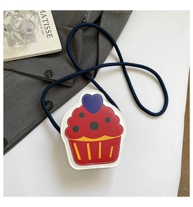 Vue détaillée d'un porte-monnaie en forme de cupcake avec cuir rouge et motif cœur