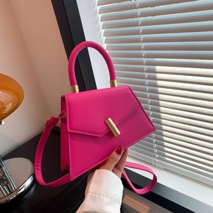 Sac à main trapèze en cuir PU magenta tendance avec détails dorés et bandoulière