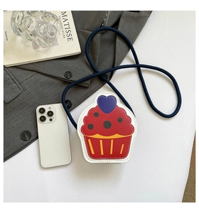 Mini sac à bandoulière en forme de cupcake avec rayures rouges et blanches et cœur bleu