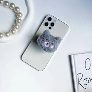 Vista dettagliata di un simpatico supporto per telefono in peluche a forma di orso grigio
