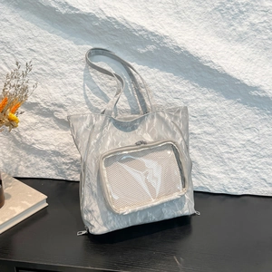 Bolso tote plateado de nailon con textura arrugada metálica y bolsillo de malla clara