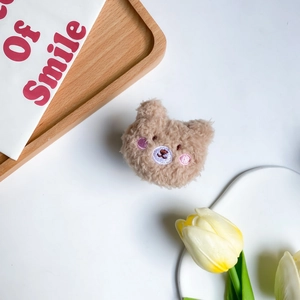 Vista dettagliata di un orsetto di peluche marrone con morbida texture e ricami