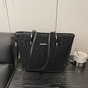 Große schwarze Handtasche mit Leopardenmuster und goldenen Metalldetails für den Alltag