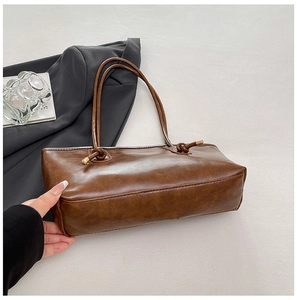 Vue détaillée du cabas en similicuir marron foncé avec texture vintage et détails dorés
