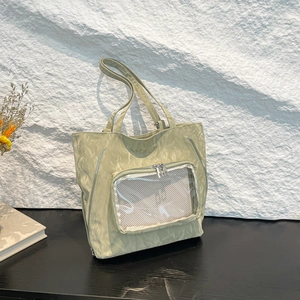 Bolso tote de nailon plisado verde claro con bolsillo de malla y cremallera plateada