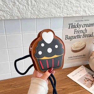 Mini sac bandoulière mignon en forme de cupcake avec détail coeur et sangle