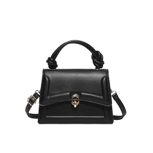 Elegante borsa a mano nera minimalista in pelle con chiusura dorata e nodo