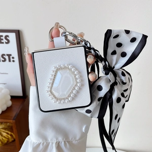 Détail de la coque pliable avec cœur en cristal, perles et foulard en soie à pois noir