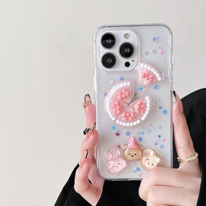 Détail de coque iPhone transparente avec paillettes 3D, gâteau en résine et oursons
