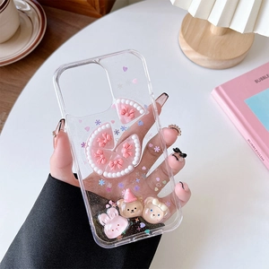 Détail de coque 3D avec gâteau rose, cœurs pailletés et figurines d'animaux mignons
