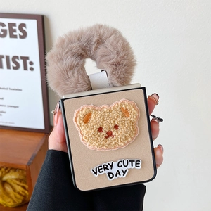 Coque luxe Samsung Z Flip 6 beige avec patch ours en peluche et anneau poignée