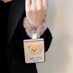 Détail de l'ours en peluche et dragonne en fausse fourrure sur coque Samsung Galaxy Z Flip