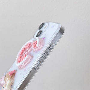 Vue macro des nœuds et oursons 3D sur une coque de protection iPhone transparente