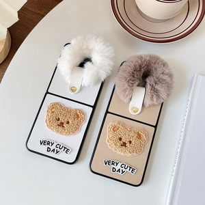 Détail de la coque Galaxy Z Flip avec broderie ours en peluche et poignée en fourrure