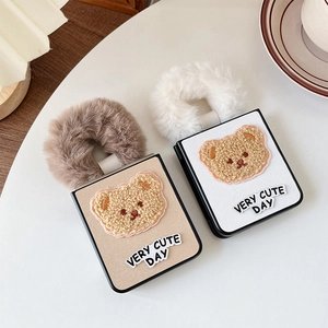 Détail de l'ours en peluche et de l'anneau sur coque Samsung Z Flip avec lettrage