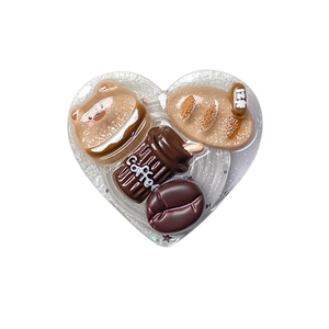 Soporte de resina para móvil en forma de corazón con café en miniatura oso tostado y taza
