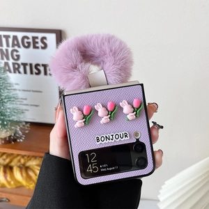 Dettaglio custodia Galaxy Z Flip in pelle viola con manico in peluche e ciondolo coniglio