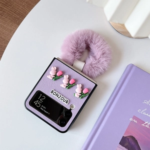 Dettaglio custodia viola Samsung Z Flip con anello di peluche, coniglietti rosa e tulipani