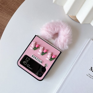 Dettaglio custodia Galaxy Z Flip rosa con decoro coniglio 3D e manico in peluche