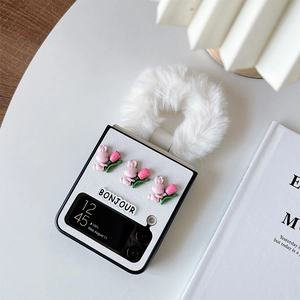Dettaglio custodia Galaxy Z Flip bianca con ciondoli coniglio rosa e manico in peluche