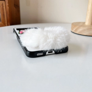 Dettaglio custodia Galaxy Z Flip con palla di peluche e delicati accenti floreali
