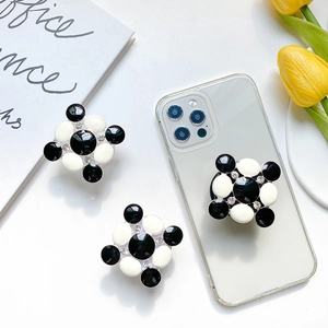 Checkered flower phone grip with rhinestones on a transparent case with tulips