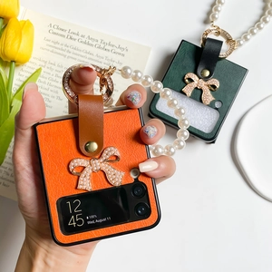 Détail de la coque Galaxy Z Flip 6 avec texture cuir litchi et poignée nœud perle