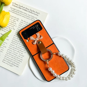 Coque en cuir orange pour Samsung Z Flip 6 avec bracelet perle et nœud doré élégant