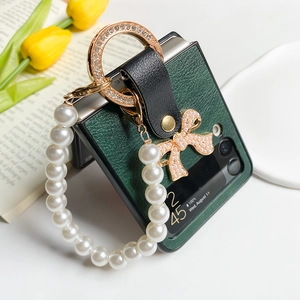 Détail d'une coque Galaxy Z Flip en cuir vert avec bracelet en perles élégant