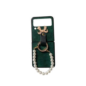 Coque Samsung Z Flip 6 cuir vert avec nœud perlé, anneau diamanté et dragonne élégante