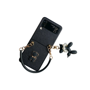Schwarze Saffiano-Lederhülle für Samsung Z Flip 4 mit Metallbär und Ballonhund-Anhänger
