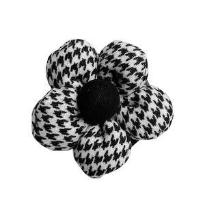 Classic houndstooth five-petal flower phone socket grip with black center for women