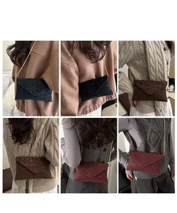 Pochettes imprimé léopard avec chaîne dorée élégante disponibles en plusieurs coloris