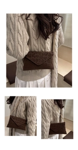 Détail d'une pochette léopard marron avec chaîne dorée sur un pull en maille beige