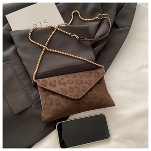 Sac bandoulière léopard marron avec chaîne dorée et smartphone pour référence de taille
