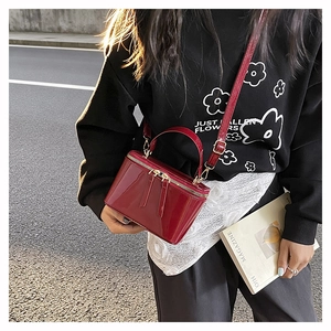Borsa a mano in vernice rossa con cerniere dorate e tracolla regolabile di tendenza