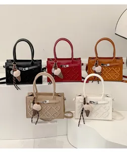 Cinq sacs à main élégants en cuir matelassé en plusieurs coloris avec charms en peluche