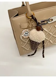 Détail d'un bijou de sac cornet de glace en peluche avec laine d'agneau et étiquette