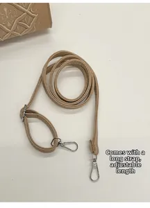 Bandoulière réglable en cuir beige avec broderie détaillée et boucles métalliques argent