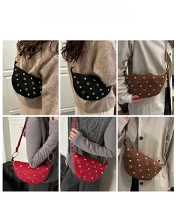 Vues multiples du sac demi-lune en daim à rivets porté par un mannequin