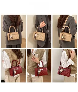 Détails montrant les styles de port du sac bandoulière matelassé avec charm élégant