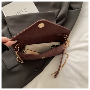 Vue intérieure du sac à chaîne marron foncé montrant l'espace pour un téléphone