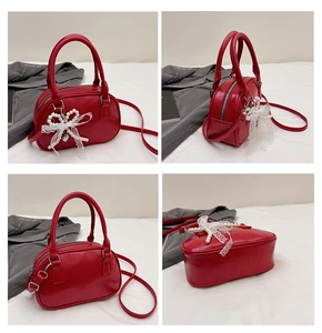 Vues détaillées du sac à main rétro rouge avec nœud en perles et accents de dentelle