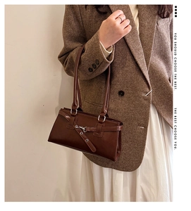 Braune rechteckige Schultertasche mit Metallschnalle kombiniert mit einem Tweed-Blazer