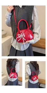 Vue détaillée d'un mini sac à main rouge verni avec nœud en perles et ruban dentelle