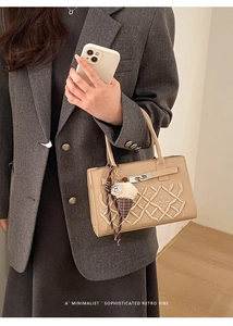 Détail du sac beige tissé avec breloque glace en peluche et ruban décoratif