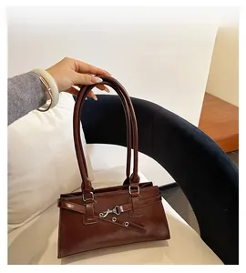 Detailansicht der braunen Vintage-Lederhandtasche mit silbernen Metallschnallen und Ösen