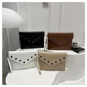 Minimalistische Vintage-Nietentaschen in Schwarz, Braun, Weiß und Apricot auf Ständern