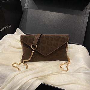 Sac enveloppe imprimé léopard marron foncé avec élégante bandoulière chaîne dorée