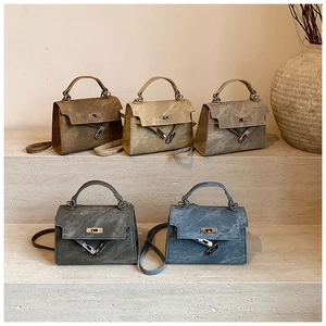 Vue détaillée de cinq sacs trapèze en cuir vintage avec boucles métalliques et bandoulières